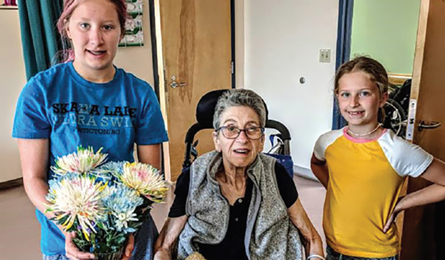 Issie Grecoff (à gauche) avec sa grand-mère, Joan Wickett, et sa soeur, Sara.